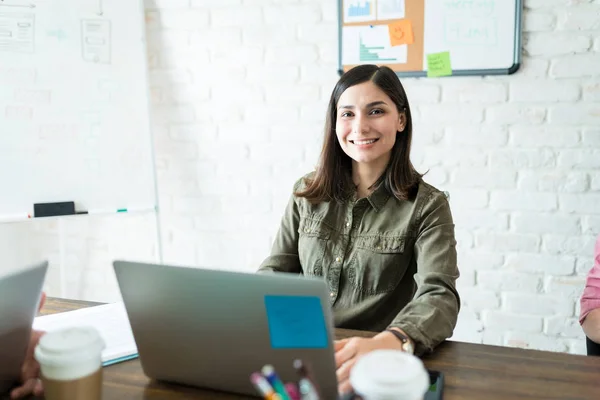 Retrato Una Hermosa Mujer Negocios Segura Usando Portátil Escritorio Oficina —  Fotos de Stock