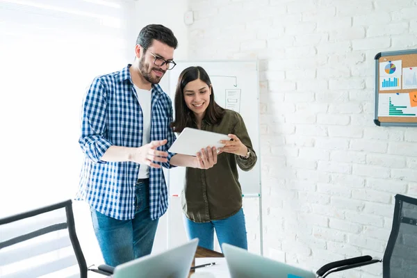 Unge Samarbeidspartnere Diskuterer Plan Digital Nettbrett Kontoret – stockfoto