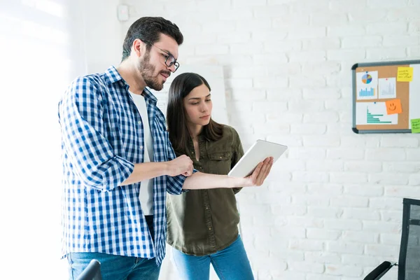 Manliga Och Kvinnliga Befattningshavare Undersöker Affärsplan Trådlös Dator Arbetsytan — Stockfoto