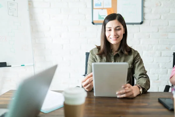 Leende Kvinnliga Professionella Använder Digital Tablet Vid Skrivbordet Arbetsplatsen — Stockfoto