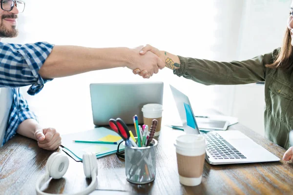 Midsectie Van Zakenmensen Schudden Handen Tijdens Vergadering Werkplek — Stockfoto