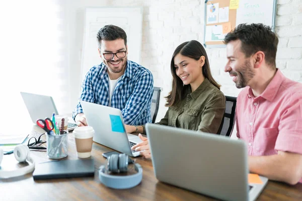 Leende Affärskollegor Diskuterar Över Laptop Konferensbord Office — Stockfoto