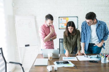 İşyerinde konferans toplantısında büyüme çizelgeleri inceleyerek iş arkadaşları