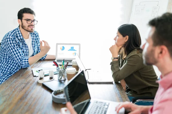 Jungunternehmer Plant Mit Mitarbeitern Über Grafiken Auf Laptop Büro Besprechung — Stockfoto