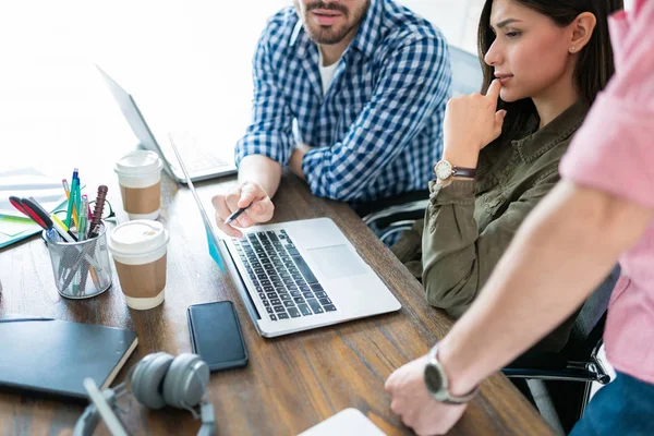 Geschäftspartner Diskutieren Laptop Während Sie Gemeinsam Büro Planen — Stockfoto