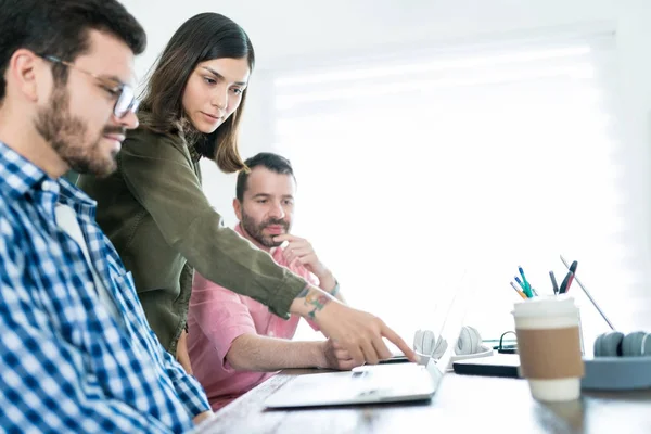 Geschäftsfrau Erklärt Kollegen Laptop Bei Vorstandssitzung Arbeitsplatz — Stockfoto