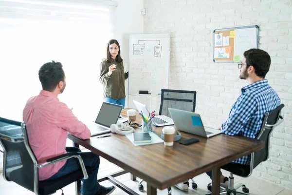 Zakenvrouw Vooraanstaande Presentatie Whiteboard Vergaderruimte Werkplek — Stockfoto