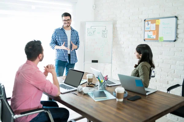 Hispanic Professional Sharing Ideeën Tijdens Het Geven Van Presentatie Office — Stockfoto