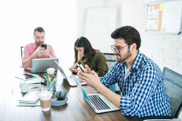 Afgeleide Zakelijke Collega Die Smartphones Gebruiken Terwijl Conferentie Zitten Tijdens — Stockfoto