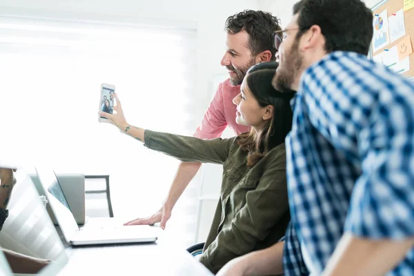 Manliga Och Kvinnliga Proffs Tar Selfie Smartphone Arbetsplatsen — Stockfoto