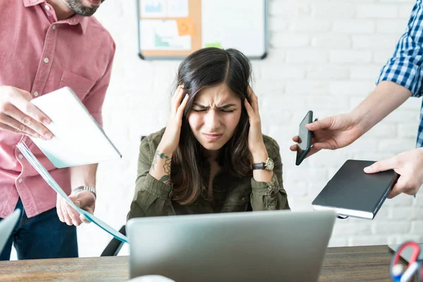 Empresária Estressada Cercada Colegas Sexo Masculino Que Atribuem Trabalho Escritório — Fotografia de Stock