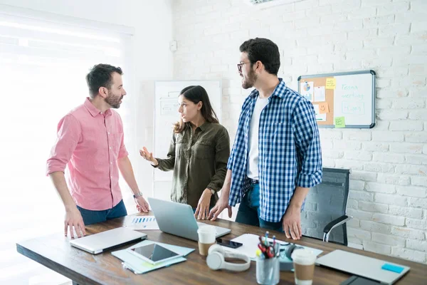 Mannelijke Vrouwelijke Collega Die Discussiëren Ontwikkeling Vergadering Kantoor — Stockfoto