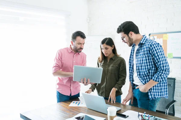 Ejecutivos Discutiendo Sobre Plan Negocios Ordenador Portátil Con Colegas Reunión — Foto de Stock