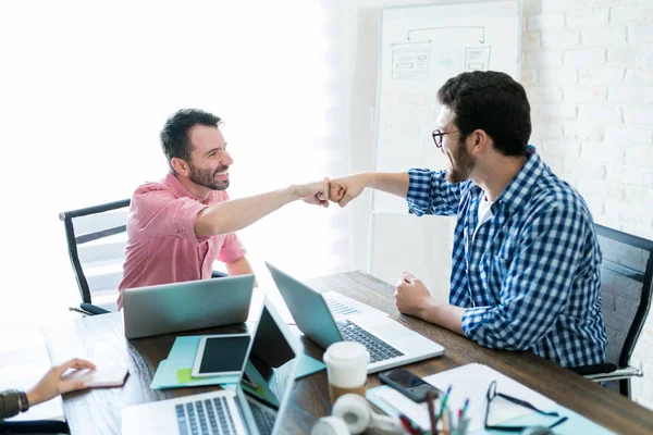 Colegas Masculinos Golpeando Puño Después Acuerdo Rentable Reunión Negocios Oficina — Foto de Stock