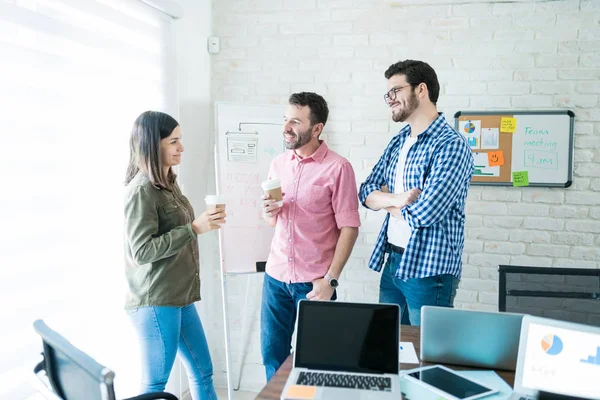 Manliga Och Kvinnliga Kollegor Pratar Samtidigt Kaffe Mötesrum Office — Stockfoto