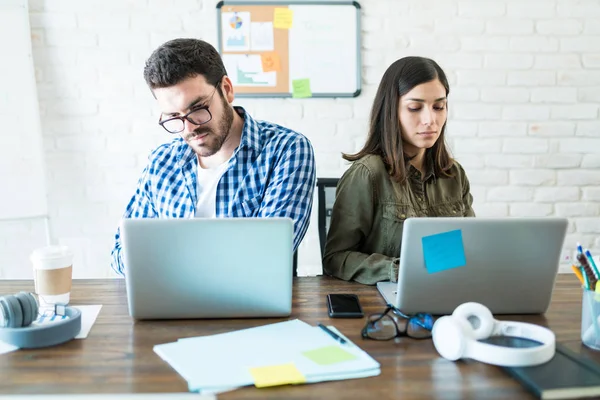 Seriösa Misshagliga Affärskollegor Som Arbetar Bärbara Datorer Office Desk — Stockfoto