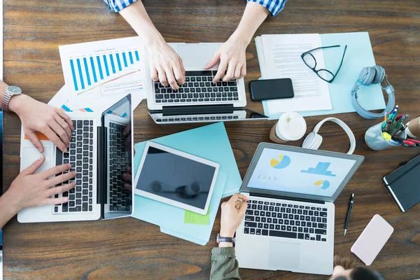 Direkt Über Der Aufnahme Von Geschäftsprofis Die Laptops Konferenztisch Arbeitsplatz — Stockfoto