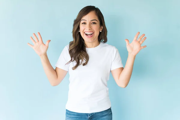 Mujer Alegre Sorprendida Con Las Manos Levantadas Contra Fondo Color —  Fotos de Stock