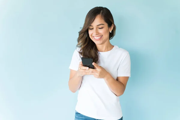 Atraente Meados Adulto Feminino Mensagens Texto Smartphone Sobre Fundo Azul — Fotografia de Stock