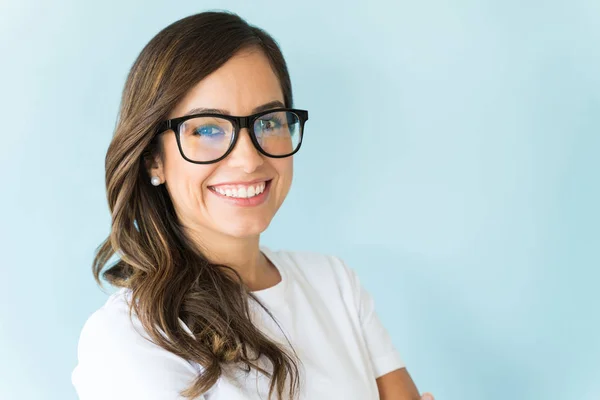 Inteligentna Uśmiechnięta Kaukaski Kobieta Ubrana Okulary Optyczne Izolowane Zwykłym Tle — Zdjęcie stockowe