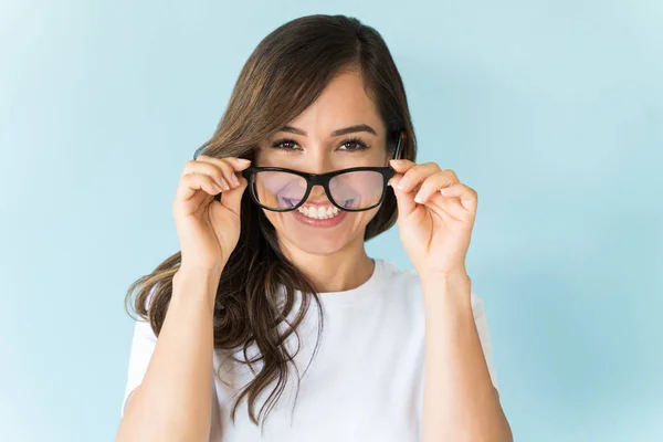 Lycklig Mid Vuxen Kvinna Bär Glasögon Mot Isolerad Bakgrund — Stockfoto
