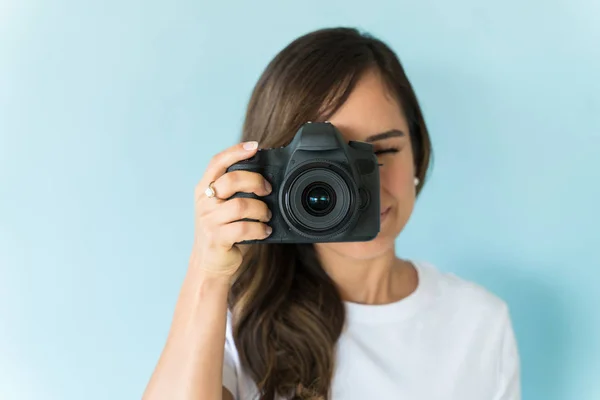 妇女拍摄与相机在蓝色背景 — 图库照片