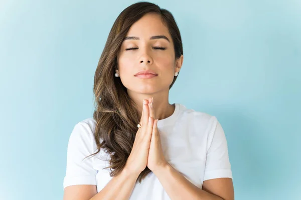 Крупный План Красивой Белой Женщины Медитирующей Руками Молитвенной Мудре Изолированном — стоковое фото