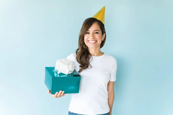 Emocionado Hermosa Mujer Con Sombrero Fiesta Celebración Regalo Cumpleaños Sobre —  Fotos de Stock