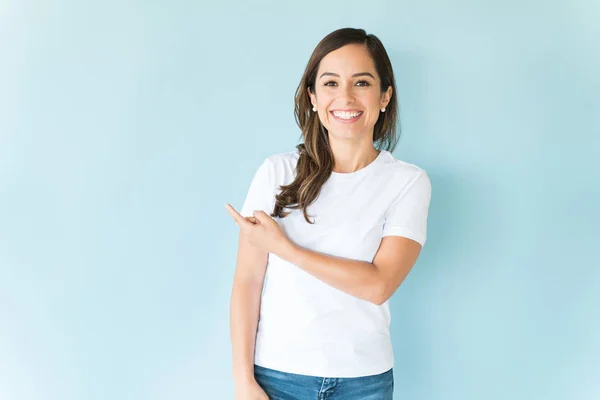 Retrato Mulher Encantadora Feliz Apontando Para Espaço Cópia Fundo Azul — Fotografia de Stock