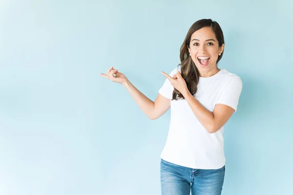 Excited Mid Adult Woman Open Mouth Showing Space Colored Background — Stock Photo, Image