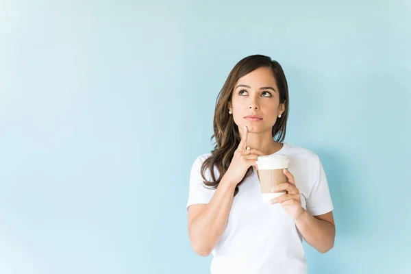Pensativo Mujer Buen Aspecto Con Taza Café Aislado Sobre Fondo — Foto de Stock