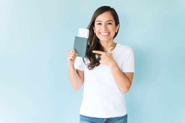 Mooie Opgewonden Vrouw Die Paspoort Tegen Blauwe Achtergrond Houdt — Stockfoto