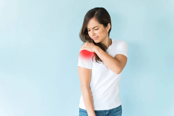 Mid Adult Woman Suffering Shoulder Pain Isolated Background — Stock Photo, Image