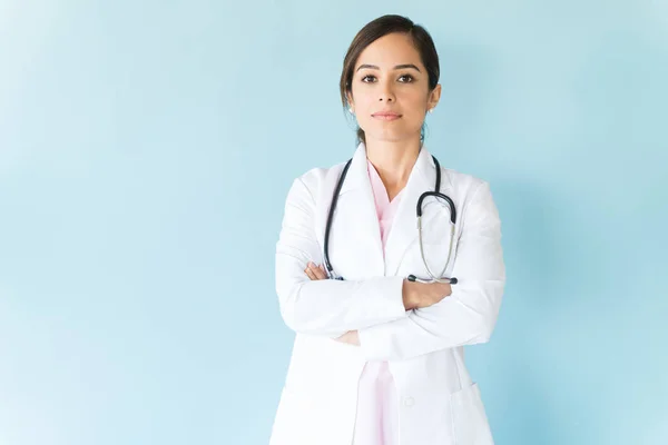 Médica Confiante Com Braços Cruzados Sobre Fundo Isolado — Fotografia de Stock