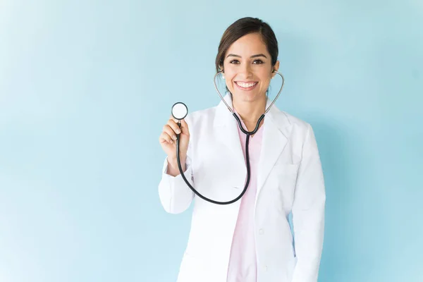 Gesundheitsexperte Trägt Stethoskop Laborkittel Über Blauem Hintergrund — Stockfoto