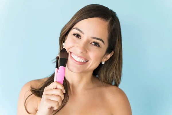 Pretty Shirtless Smiling Woman Head Cocked Holding Makeup Brushes Plain — Stock Photo, Image