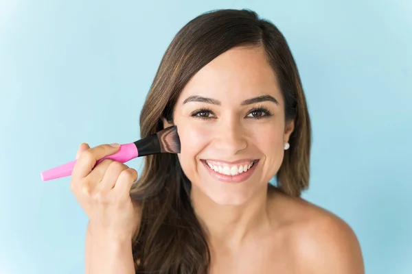 Mulher Feliz Atraente Aplicando Maquiagem Com Escova Sobre Fundo Isolado — Fotografia de Stock