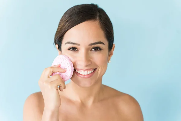 Attraente Donna Sorridente Prendersi Cura Mentre Strofina Viso Con Spugna — Foto Stock