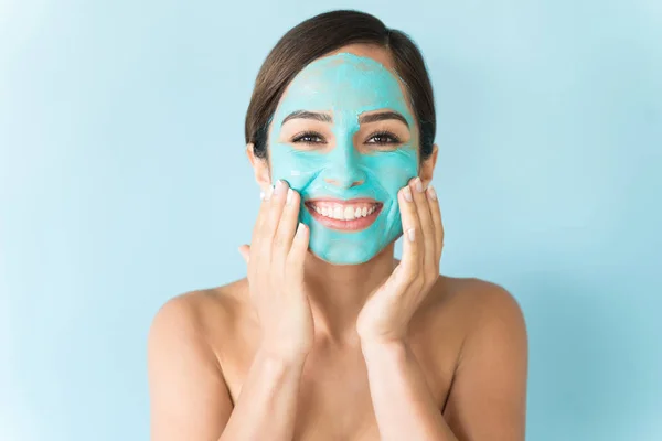 Lächelnde Frau Ohne Hemd Verteilt Kosmetische Creme Auf Dem Gesicht — Stockfoto