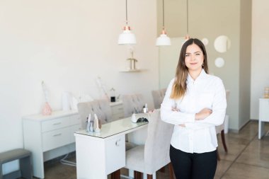 Kendini emin güzel manikürcü kolları ile güzellik spa ayakta geçti
