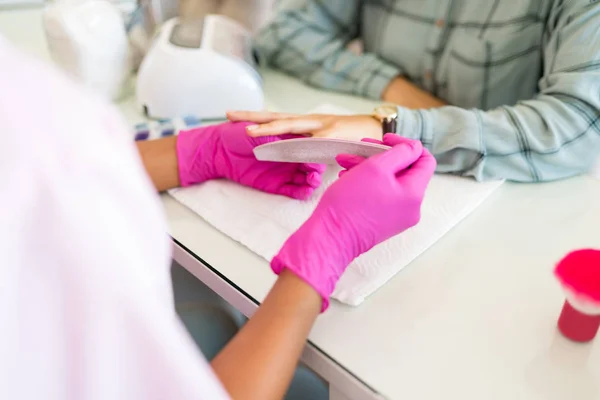 Nail Technician Manicuring Unghie Del Cliente Con Lima Salone Bellezza — Foto Stock