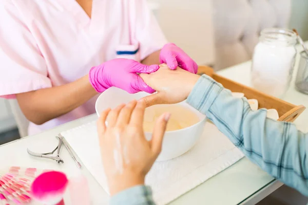 Close Van Schoonheidsspecialist Schrobben Vrouwelijke Klant Handen Bij Salon — Stockfoto