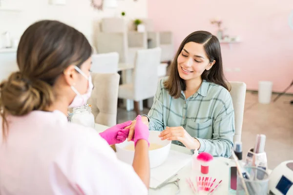 Lachende Latijnse Cliënt Ontspannend Terwijl Manicure Haar Handen Beauty Spa — Stockfoto