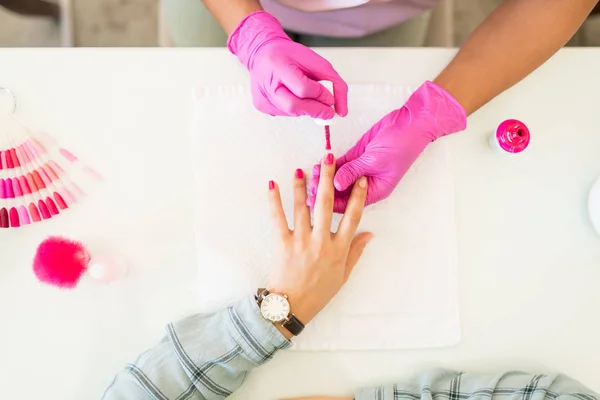 Direct Boven Shot Van Schoonheidsspecialist Schilderij Cliënt Nagels Roze Schoonheidssalon — Stockfoto