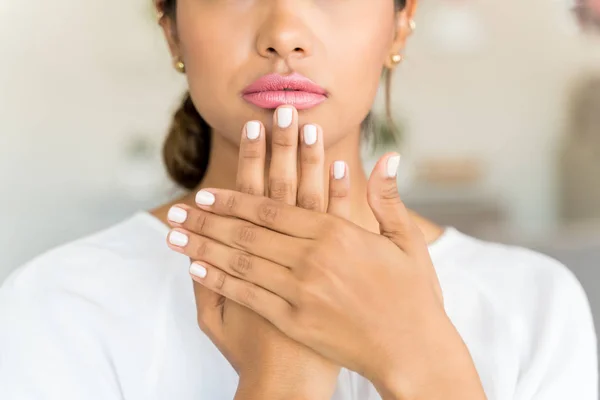 Sección Media Mujer Latina Mostrando Sus Uñas Cuidadas Spa —  Fotos de Stock