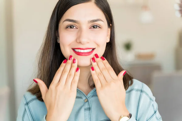 Lachende Vrouwelijke Cliënt Pronende Met Haar Rode Nagels Lippenstift Beauty — Stockfoto