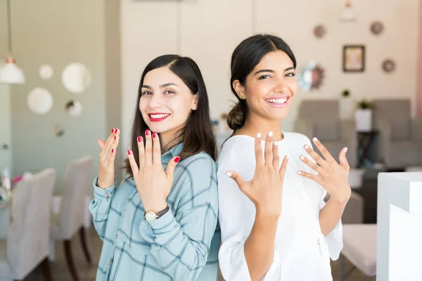 Smiling Best Friends Flaunting Groomed Nails Salon — Stock Photo, Image