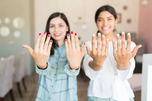 Clienti Ispanici Femminili Che Mostrano Loro Unghie Dipinte Alla Spa — Foto Stock