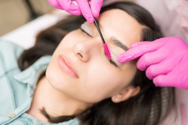 Güzellik salonunda profesyonel fırçalama müşterinin kirpiklerinin yakın çekim