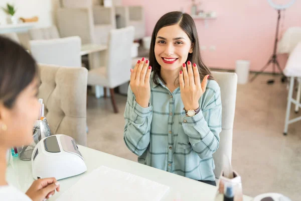 Portret Van Gelukkige Klant Pronken Met Haar Rode Nagellak Tijdens — Stockfoto